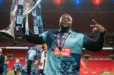 EL tanque inglés: Akinfenwa, el delantero de 102 kilos que ascendió a Wycombe