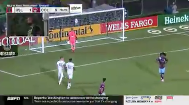 La reacción de un DT de la MLS que mientras daba una entrevista le metieron un gol a su equipo