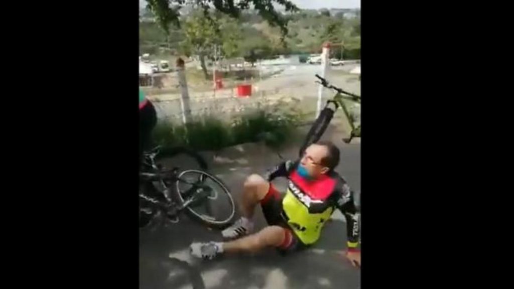 "Ni Neymar se atrevió a tanto", la caída fingida y ridícula de un ciudadano cuando le toca un policía