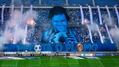 “Pelota o plomo”: la amenaza de un equipo polaco que utilizó la imagen de Pablo Escobar