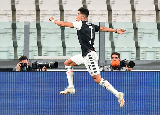 Cristiano Ronaldo, primer futbolista en marcar 50 goles en las tres ligas más importantes de Europa