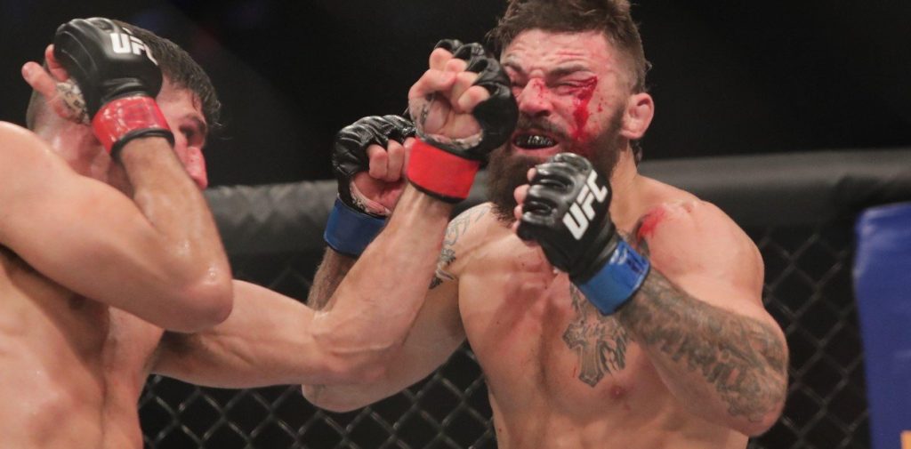 Luchador de UFC se enfureció y cacheteó a un hombre que se le acercó en un bar noqueándolo