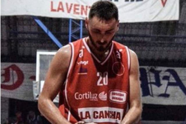 Conmoción en Uruguay: Jugador de baloncesto murió en pleno partido amistoso