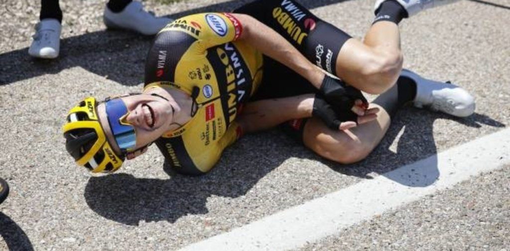 En su primera carrera profesional como ciclista sufrió un brutal accidente y le amputaron un dedo