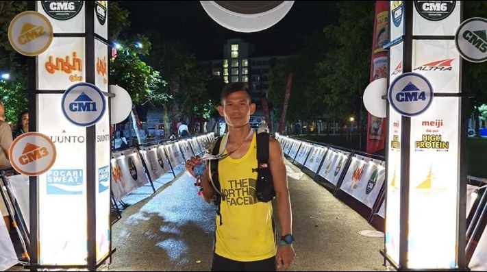 El atleta tailandés Jay 'Jantaraboon' Kiangchaipaiphana obtuvo el primer lugar en el CM6 de 100 kilómetros en Chiang Mai