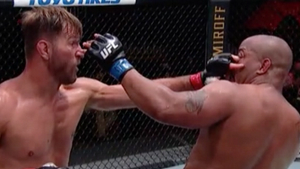 Sucio pinchada de ojos en la UFC: Miocic le mete el dedo en el ojo a Cormier y lo deja sin visión