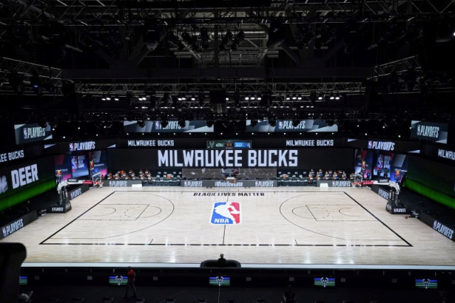 Foto del miércoles de la cancha vacía tras la decisión de los jugadores de no presentarse para el partido entre Milwaukee Bucks y Orlando Magic por los palyoffs de la NBA en Florida.