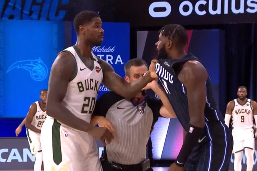 NBA: golpes, expulsados y un revoleo de sillas en el éxito de Milwaukee Bucks sobre Orlando Magic