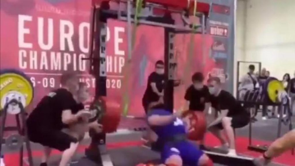 Pesista ruso se parte las dos rodillas al intentar levantar 400 kilos