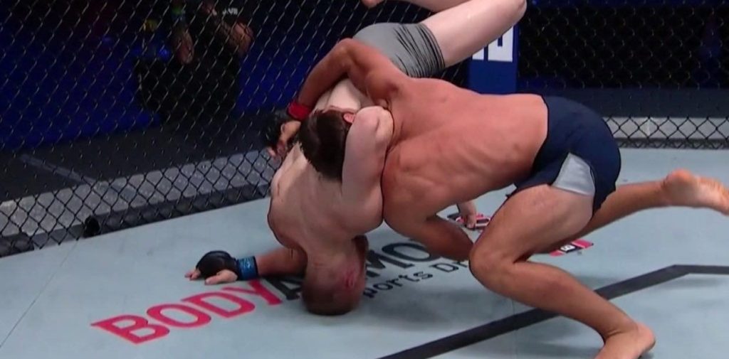 UFC: le dislocó el codo y le pidió perdón de rodillas