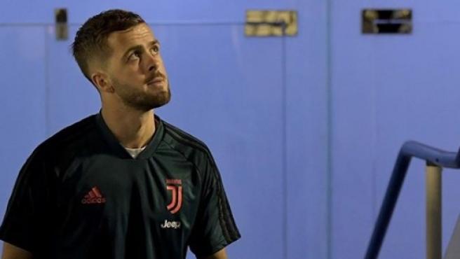 Pjanic da positivo en coronavirus y se incorporará más tarde al Barça