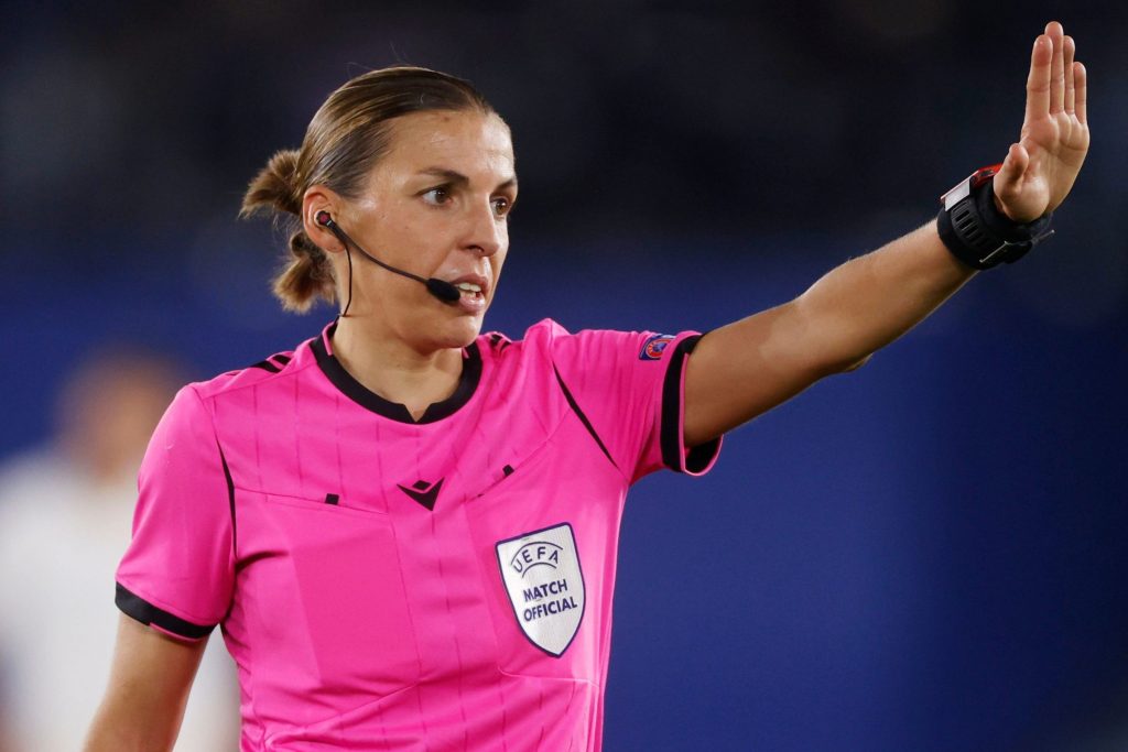 Stéphanie Frappart, la primera mujer en arbitrar en la Europa League