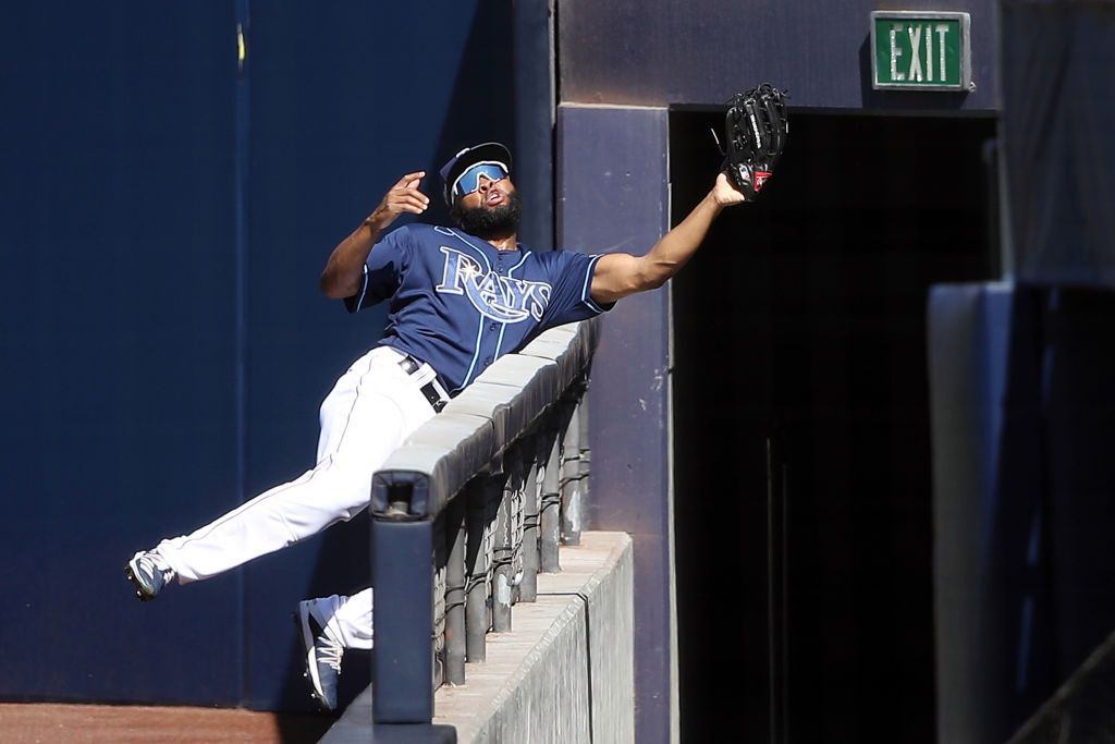 El dominicano Manuel Margot arriesga el físico y hace la atrapada del año en la MLB