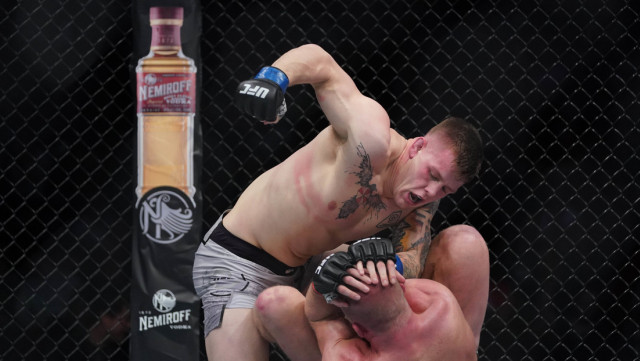 La inesperada reacción de un luchador de la UFC tras noquear a su rival