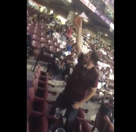 Fanático se baña en cerveza en regreso de los aficionados a estadios de México
