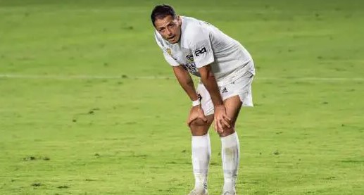 Critican a Chicharito: "Se cree que es Messi y Cristiano Ronaldo juntos"