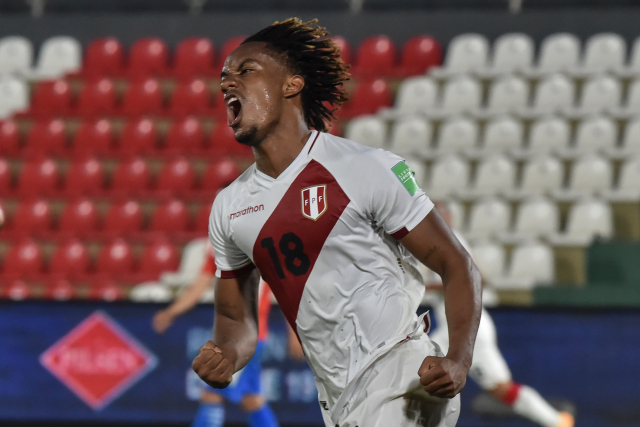 Uruguay ganó aChile sobre la hora, mientras Paraguay y Perú se repartieron puntos