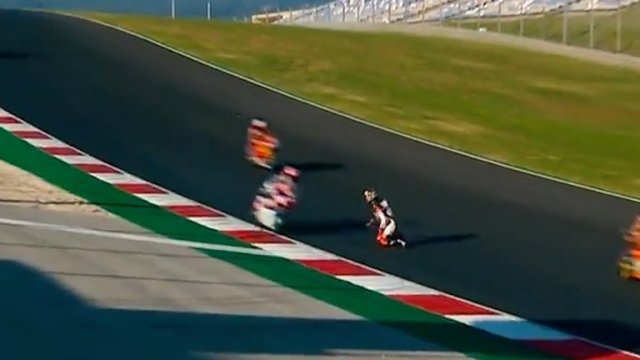 El piloto español Aron Canet de Moto 2 trata de salir de la pista tras caer de su moto. | Foto: Captura de pantalla