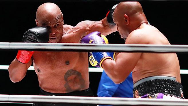 Mike Tyson cumple su palabra con un buen show, pero los jueces le niegan la victoria