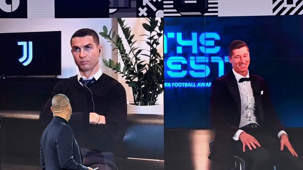 La cara de Cristiano Ronaldo, como si le hubieran robado el The Best