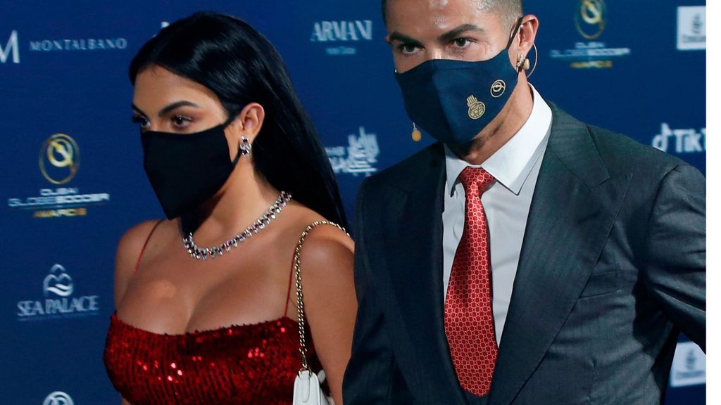 Georgina Rodríguez deslumbra con tremendo escote en entrega de premios