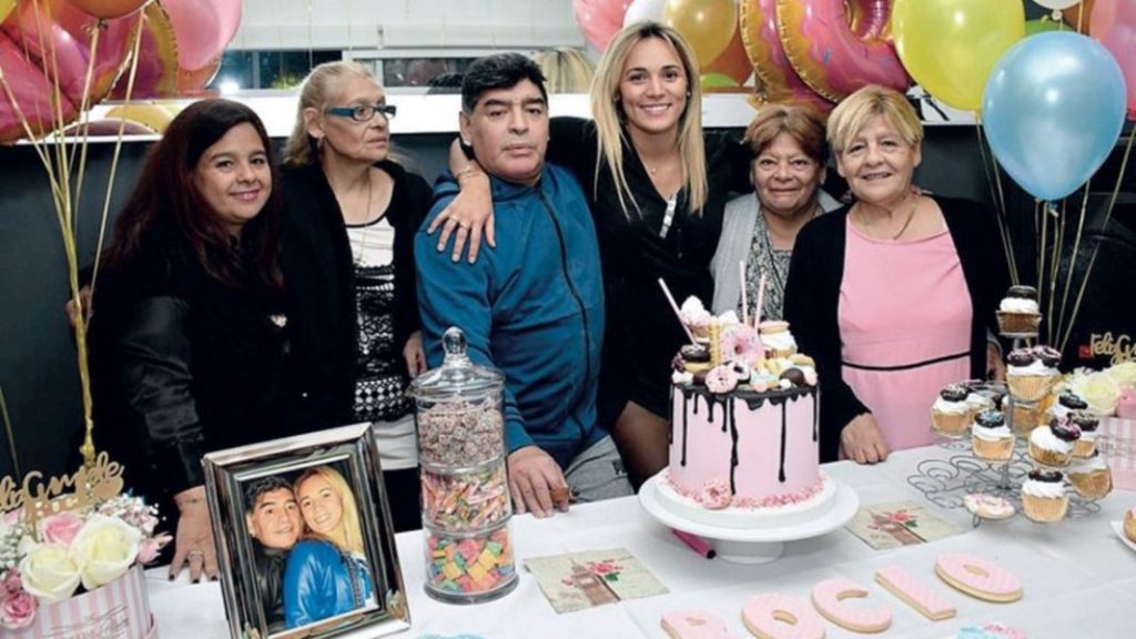 "Estaba abandonado": hermanas de Maradona acusaron a sus hijas de no cuidarlo