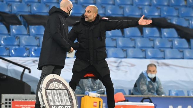 Guardiola pierde los papeles con el cuarto árbitro y casi llegan a las manos