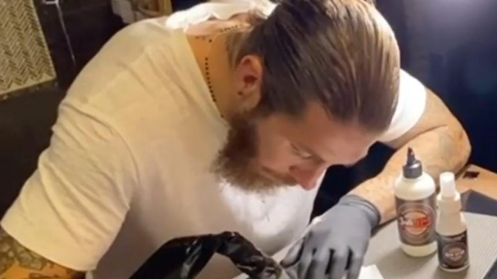 Sergio Ramos encuentra una nueva pasión: hacer tatuajes