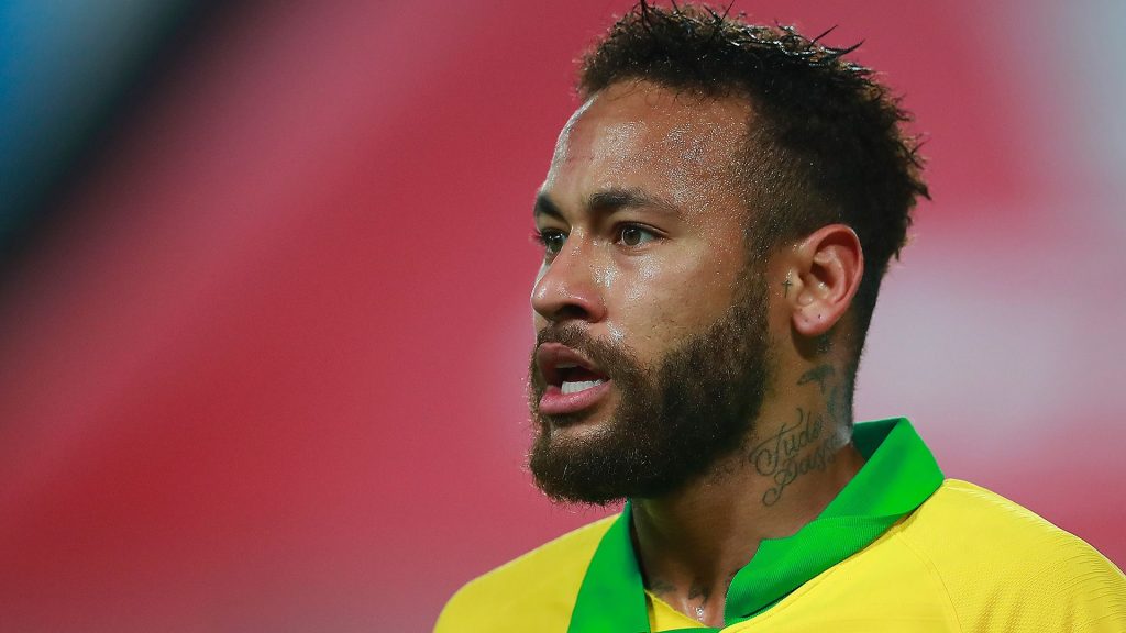 Neymar cena con poca gente y se burla de los rumores de su fiestón