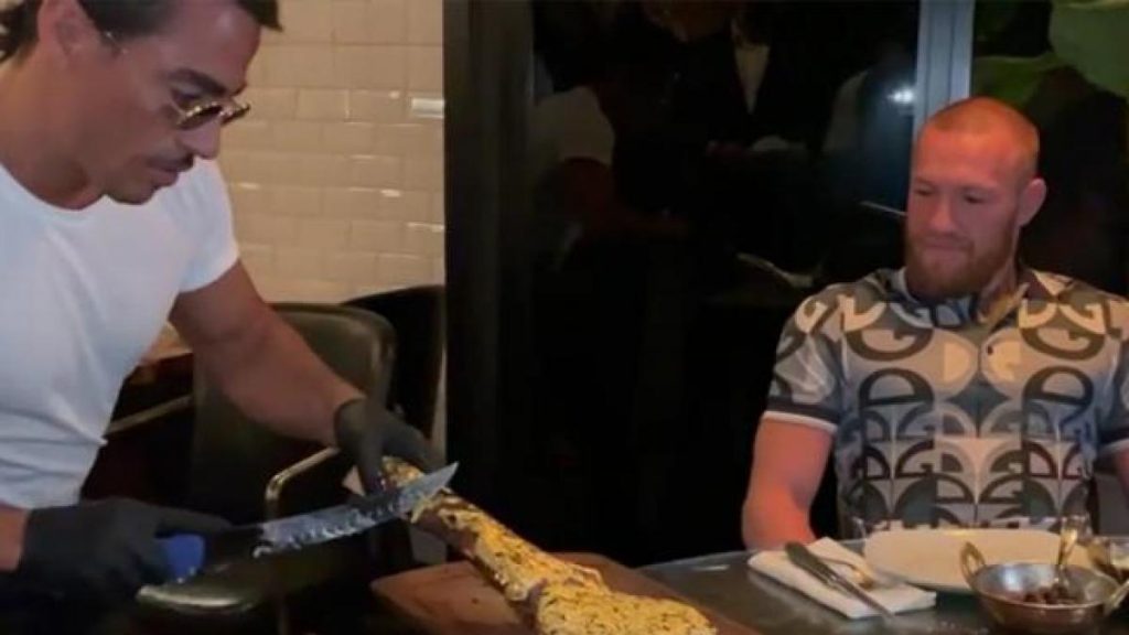 McGregor se da un capricho de 1.000 dólares: una chuleta bañada en oro de Salt Bae
