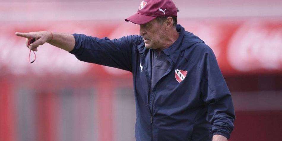 Repudio en Argentina: periodista imitó al aire a Julio César Falcioni