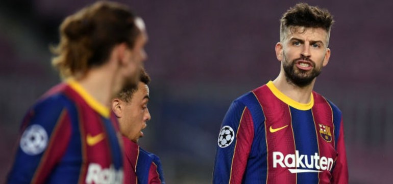 ¿Camerino roto? | El agarronazo entre Gerard Piqué y Antoine Griezmann en pleno partido es de lo que los medios hablan