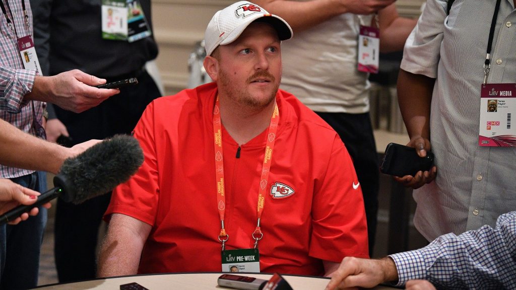 Coach de los Chiefs casi mata a niño en accidente y se perderá el Super Bowl