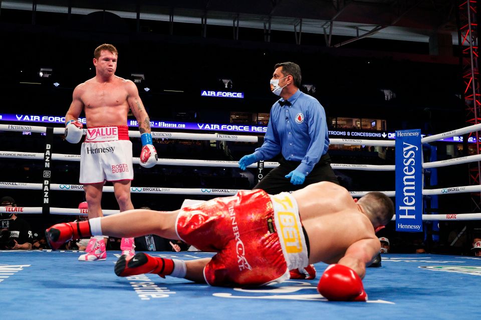 “Canelo” Álvarez derrotó por nocaut técnico a Avni Yildirim
