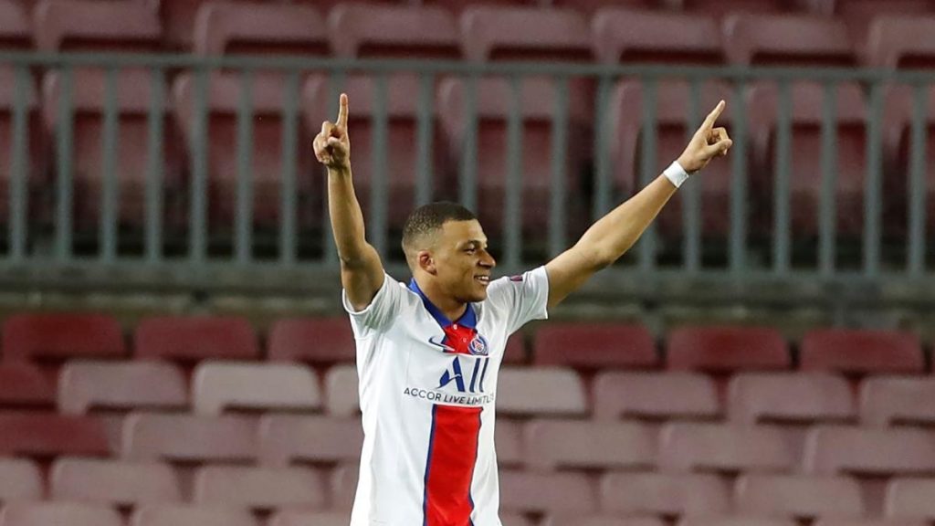 El PSG celebra la exhibición de Mbappé contra el FC Barcelona con 'Pasión de Gavilanes'