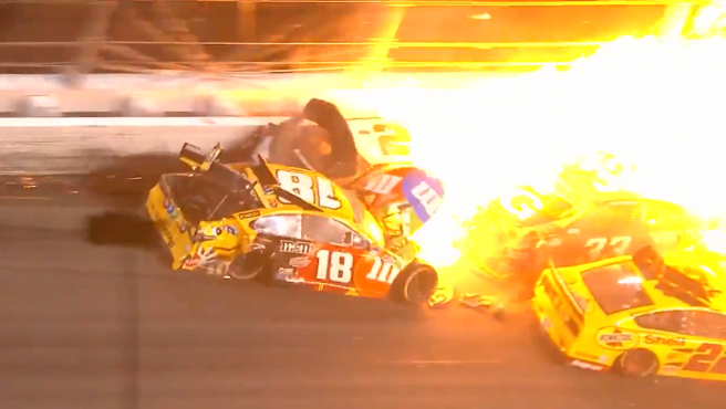 ASí fue el espectacular accidente multitudinario en la NASCAR con 16 autos involucrados