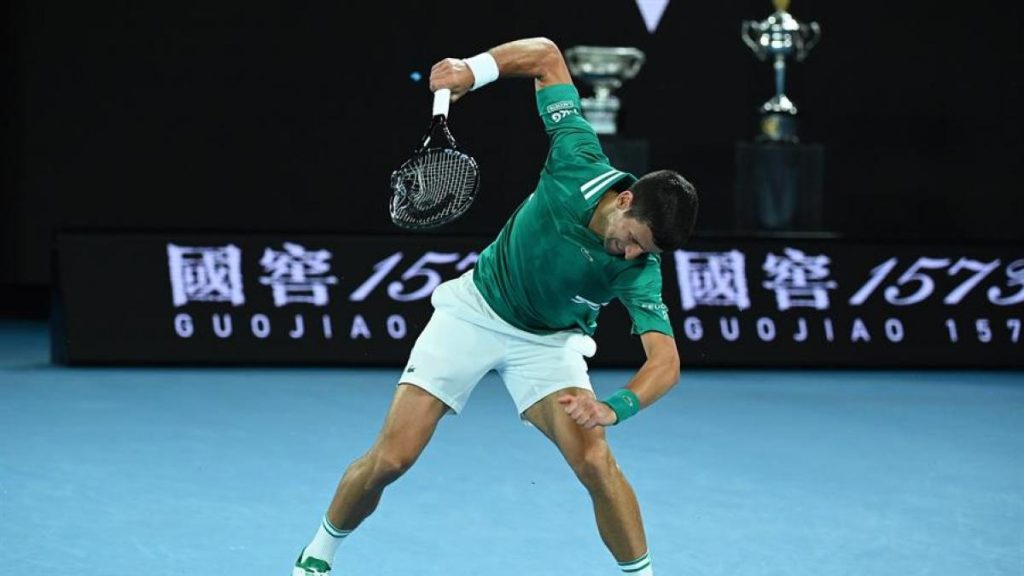 Novak Djokovic desata su furia y destroza una raqueta contra el suelo en el Open de Australia