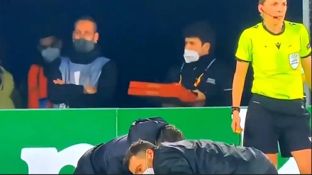 Captaron a repartidor entregando pizza en el estadio durante un partido de Europa League