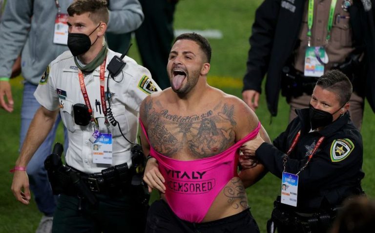 La historia del aficionado en traje de baño rosa que invadió el campo durante el Super Bowl LV
