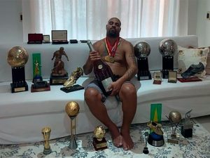El Emperador posa con sus trofeos, medallas y un champagne. | Foto: Infobae