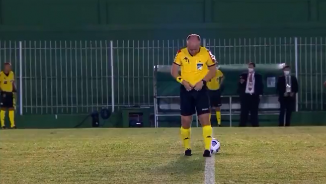 Un árbitro no puede aguantar y orina en mitad del campo antes de un partido de la Copa brasileña