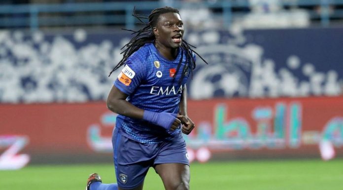 Futbolista francés Bafetimbi Gomis se desplomó en pleno partido