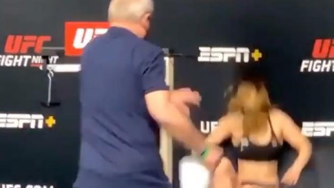 Luchadora de la UFC se desmaya en pleno pesaje al estar deshidratada y la presión de llegar al peso