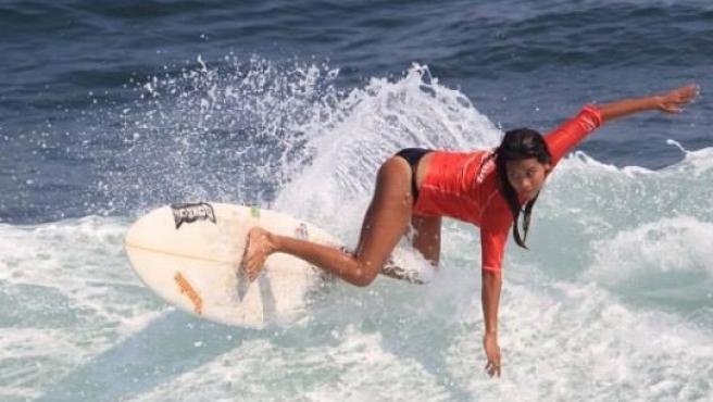 La surfista Katy Díaz muere a los 22 años tras ser alcanzada por un rayo