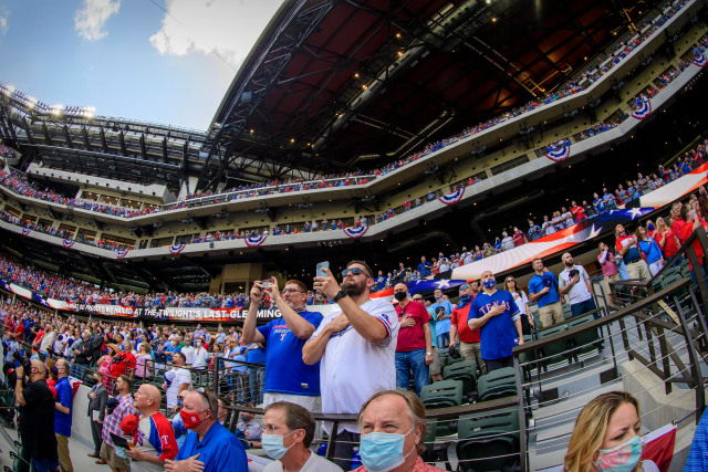 Los Rangers permitieron entrada a más de 38 mil fanáticos durante juego inaugural en Texas