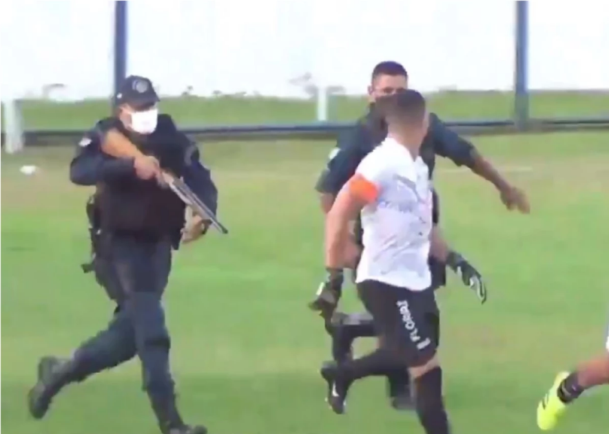 Policía le disparó a un jugador de fútbol brasileño en medio de un partido