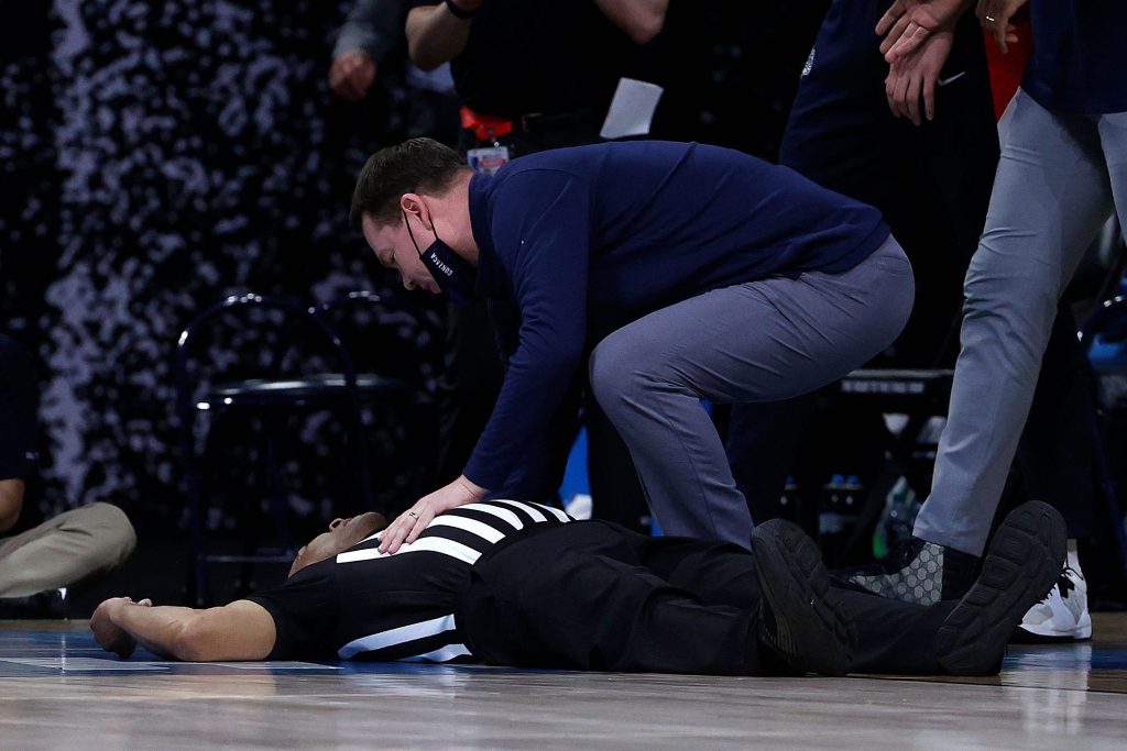 Causó alarma: Así se desplomó un árbitro durante un juego de baloncesto de la NCAA