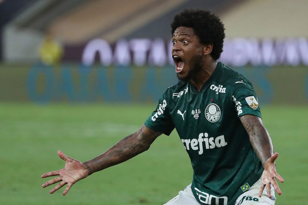 Jugador brasileño se escapó de la cuarentena y atropelló a un ciclista