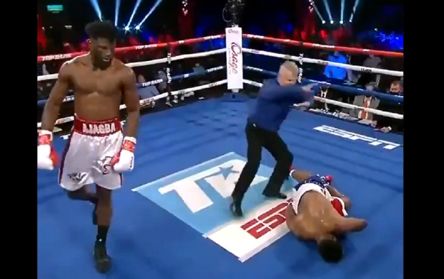 Boxeador nigeriano desplomó a su rival con un certero golpe