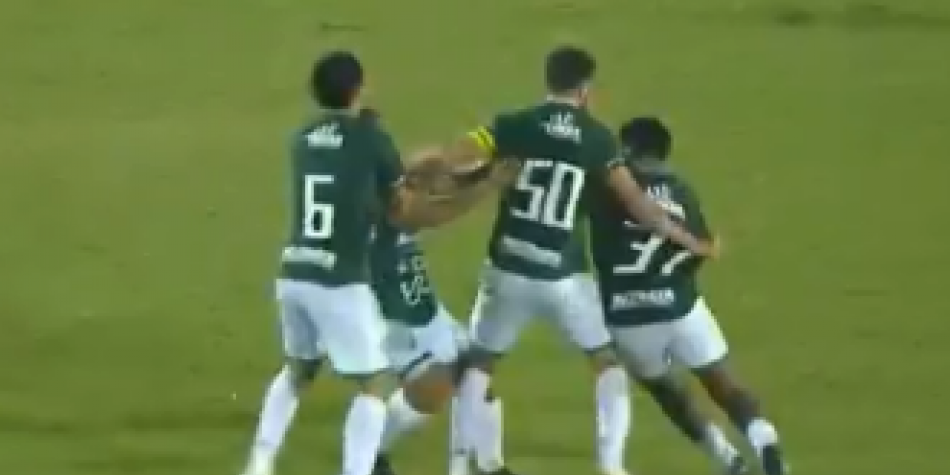 Se van a los golpes: Compañeros de equipo se pelean y terminan expulsados